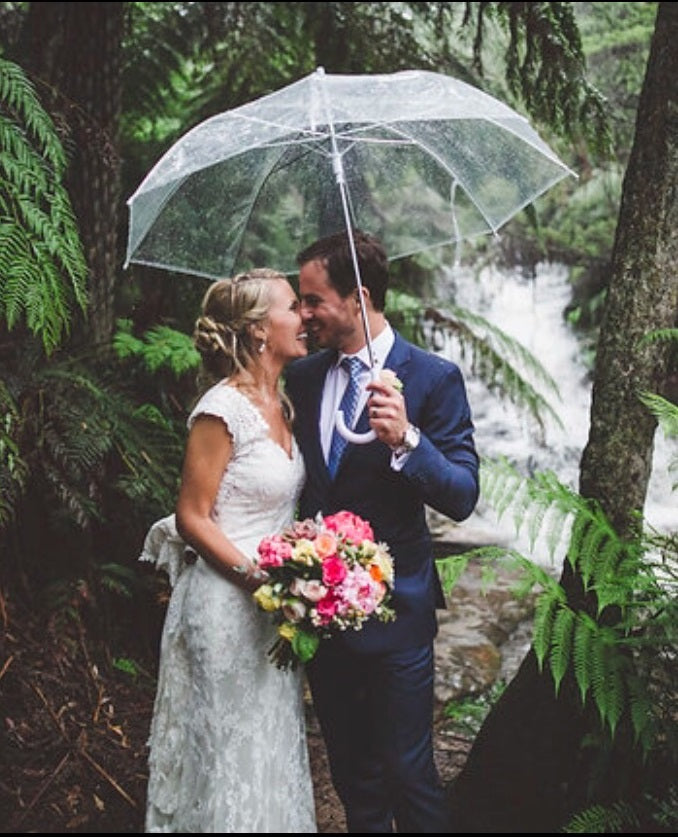 Stormy Wedding Photos | Inspiration for wet wedding days